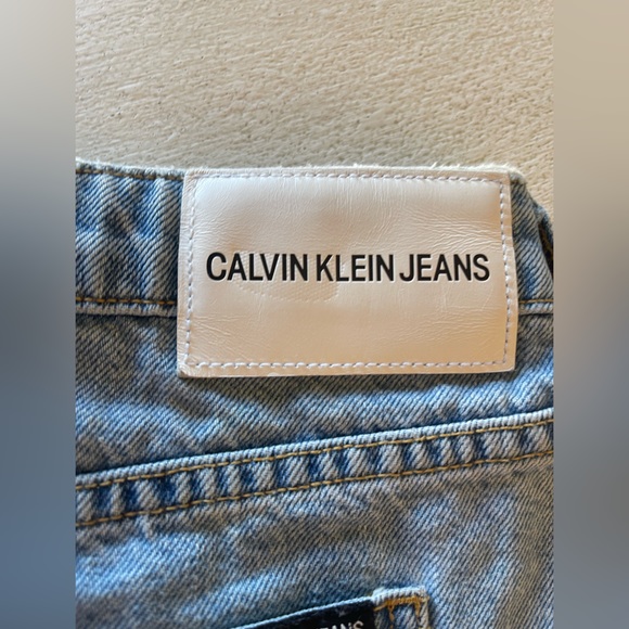 Calvin Klein skirt size 6 (waist 28) denim mini skirt with fringe edging 💙 - Picture 4 of 5